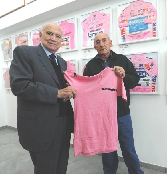 Aldo Moser consegna la maglia rosa di Francesco a Fiorenzo Magli per il museo di Ghisallo